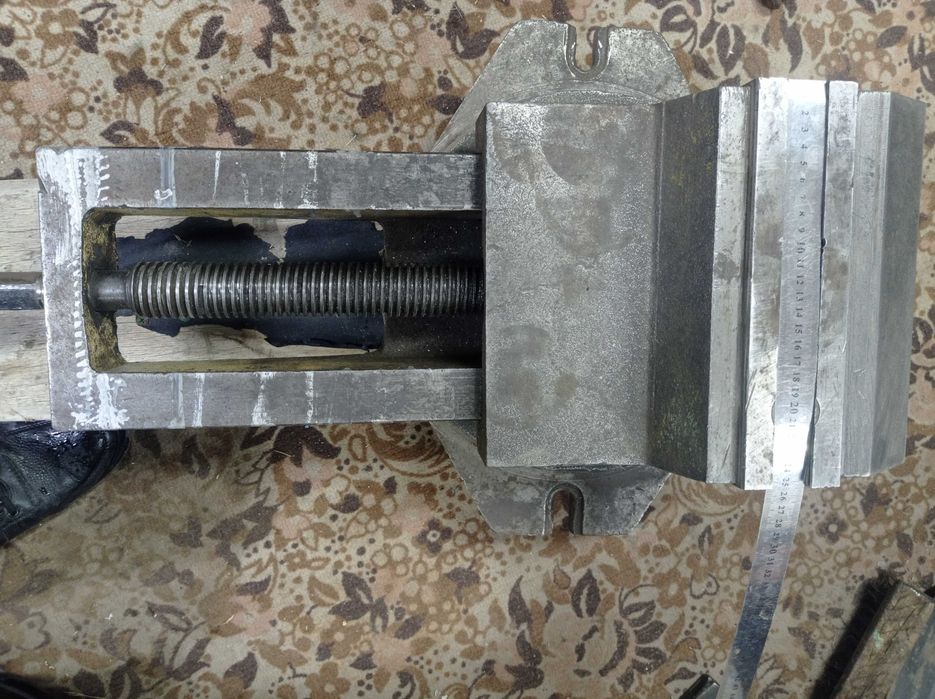 Станочные большие тиски.