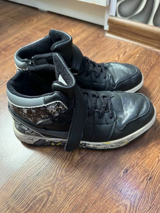 Продаются детские кроссовки утеплённые