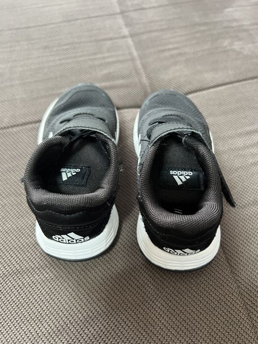 Adidasi Adidas Noi am măsurat cu ruleta in interior și au 16 cm