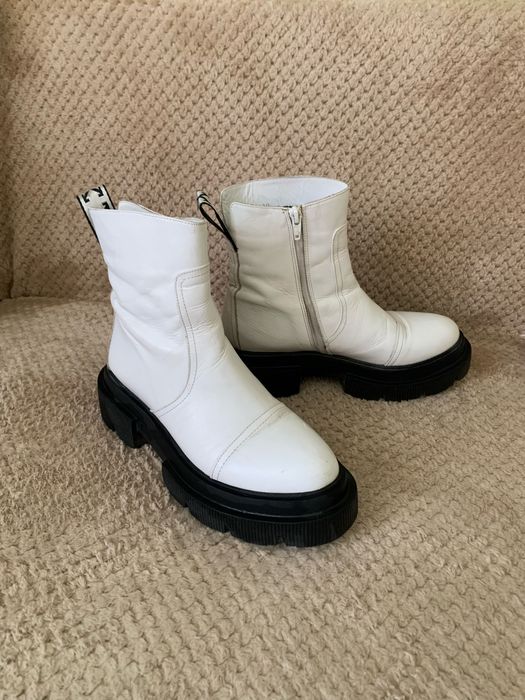 Продам белые демисезонные ботинки