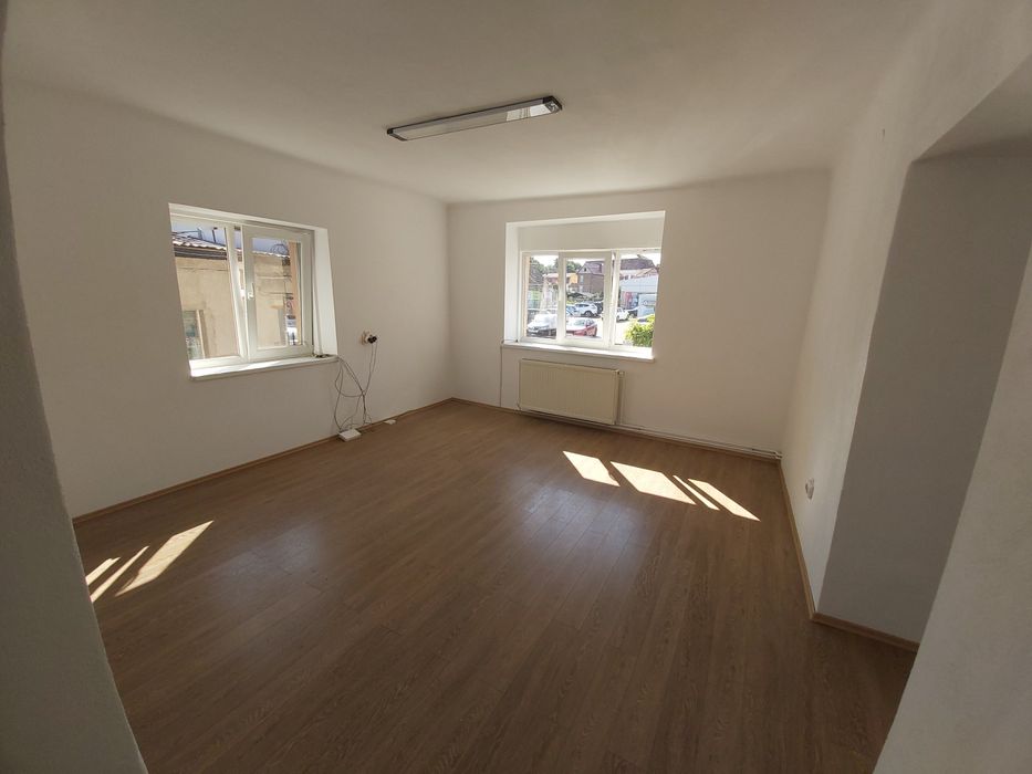 Inchiriez spatiu la casă