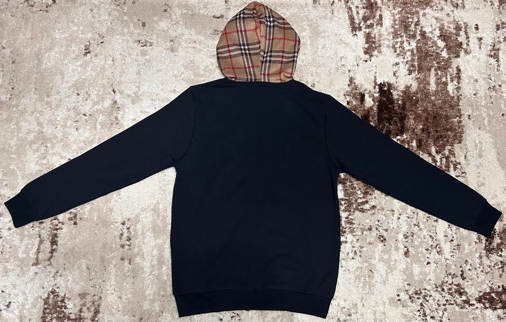 Vând compleu nou de bărbați Burberry