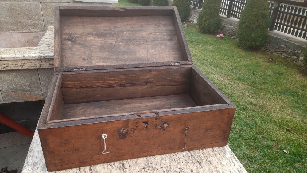 Дървена кобилица за менци.Чифт кобилица за впряг.Дървен куфар.