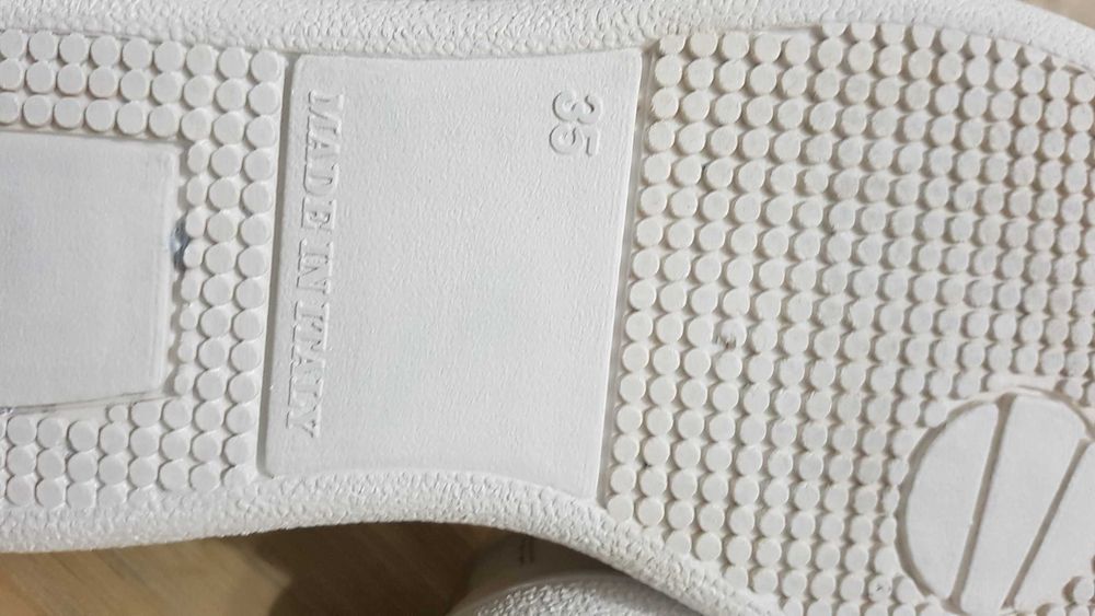 Маратонки от естествена кожа.