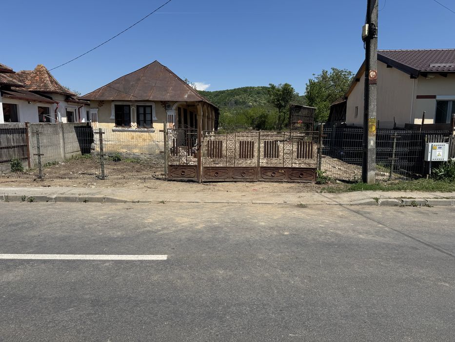 Teren 1055 mp Topoloveni - Cârcinov, construcție existentă (autorizație rapidă), utilități.