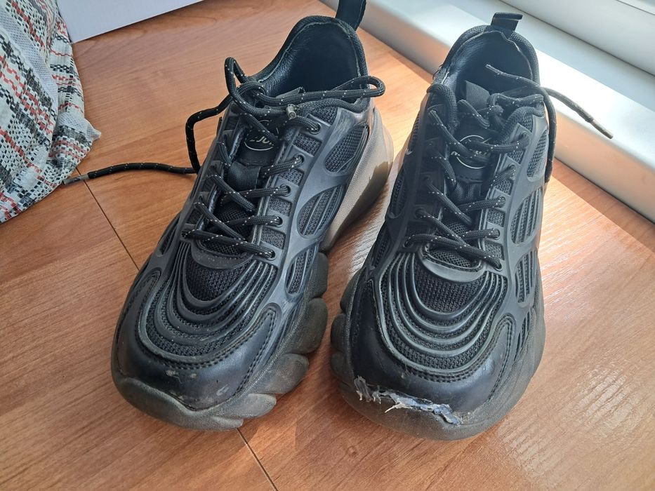 Продам кроссовки