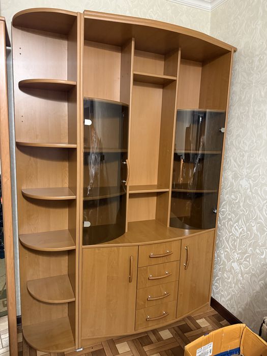 Шкаф сервант в хорошем состояний