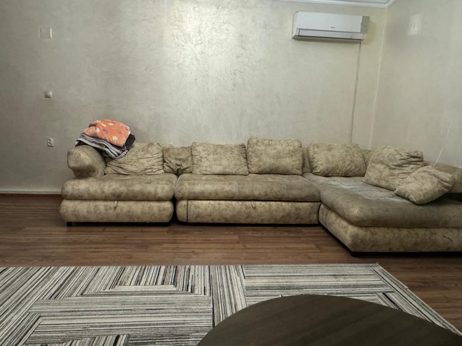 Диван для зала длинный