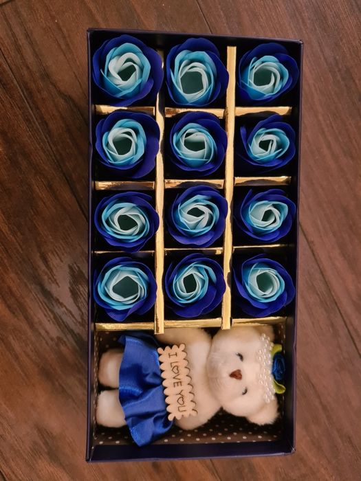 Подаръчни комплекти с играчка и цветя изработени от сапун