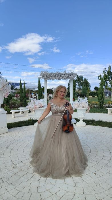 Изискана цигуларка, за Вашето уникално събитие! Музика на живо.