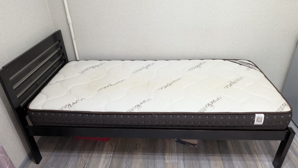 срочно Кровать односпальная с матрасом