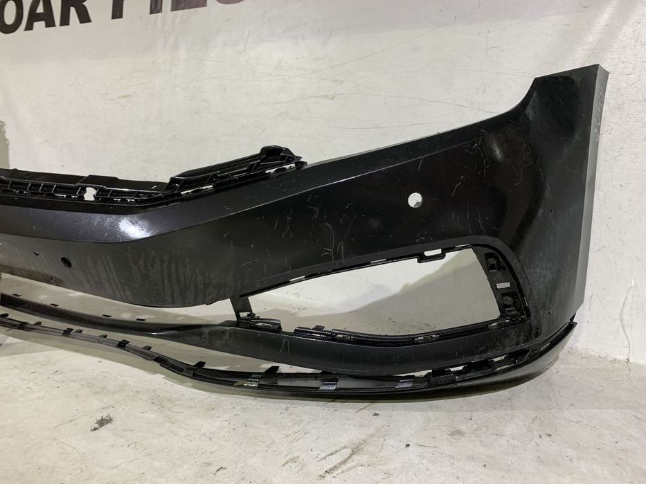 Bara fata VW Passat, B8, facelift, Highline, 2019, 2020, 2021, 2022, 2023, cod origine OE 3G0807221F, cu gauri pentru senzori de parcare (4). Are o minifisura in partea dreapta jos, nu se vede daca este cromul clipsat.