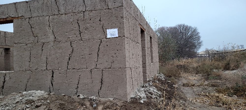 Курилиши тугалланмаган ховли жой 400 кв метрдан 4 та