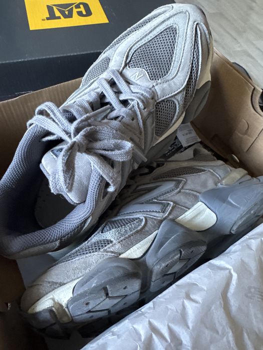 Кроссовки серые