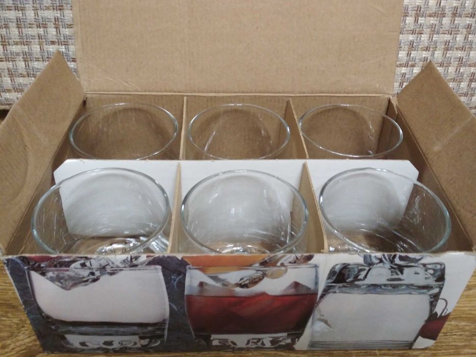 Продам набор стеклянных стаканов для напитков