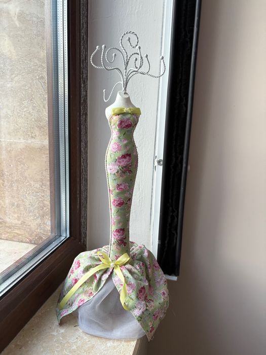 Стойка за бижута