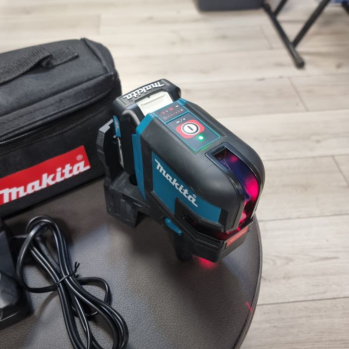 Amanet F28: Nivela laser linii Makita SK106D cu acumulator