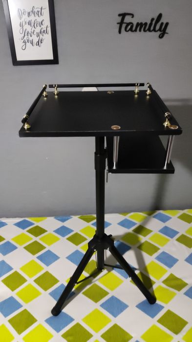 Стойка под ноутбук для музыкантов