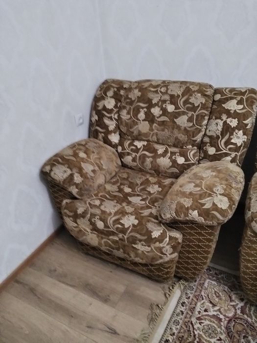 Продам диван и два кресла.