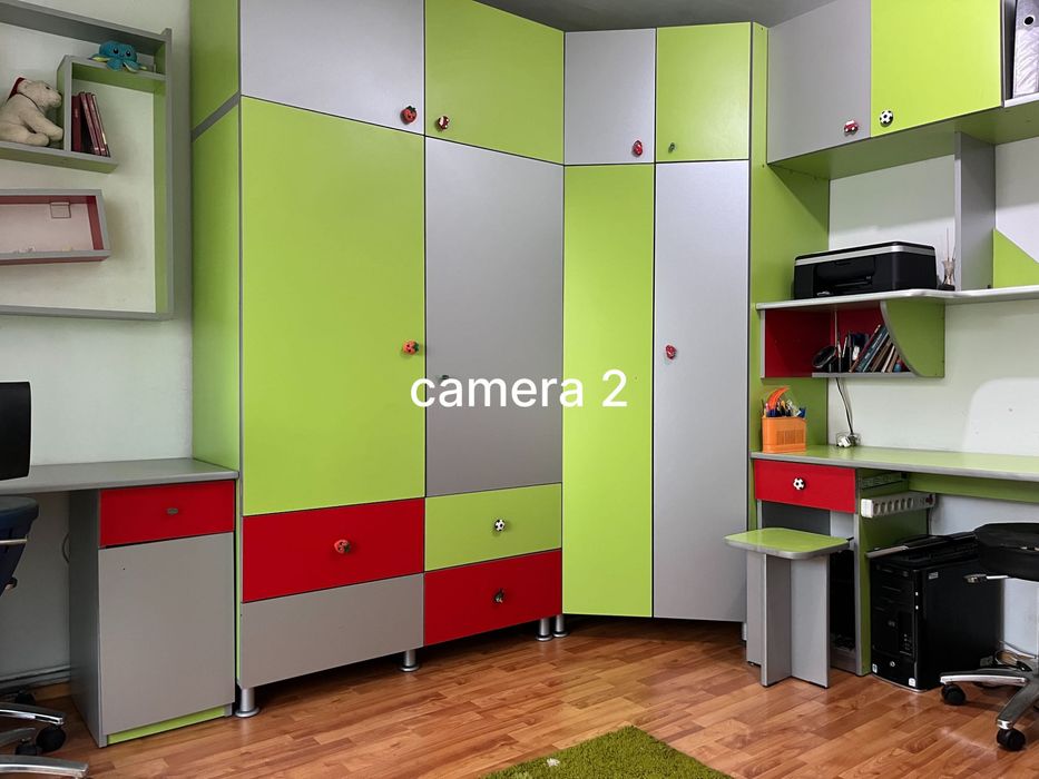 Vând apartament cu 3 camere în Vulcan jud Hunedoara, Camere cu intrări separate, 2 băi, 2 terase complet mobilat.