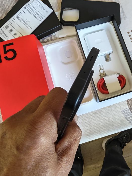 Oneplus 15/12-256/, отличен, комплект, възможен бартер.