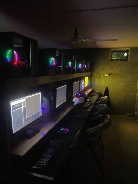 Kampyuterlar 10ta 1ta server notbuk