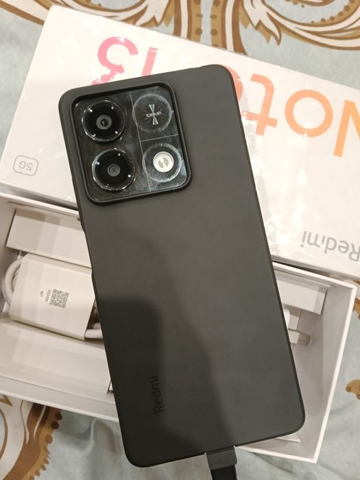 Смартфон Redmi Note 13 с коробкой.