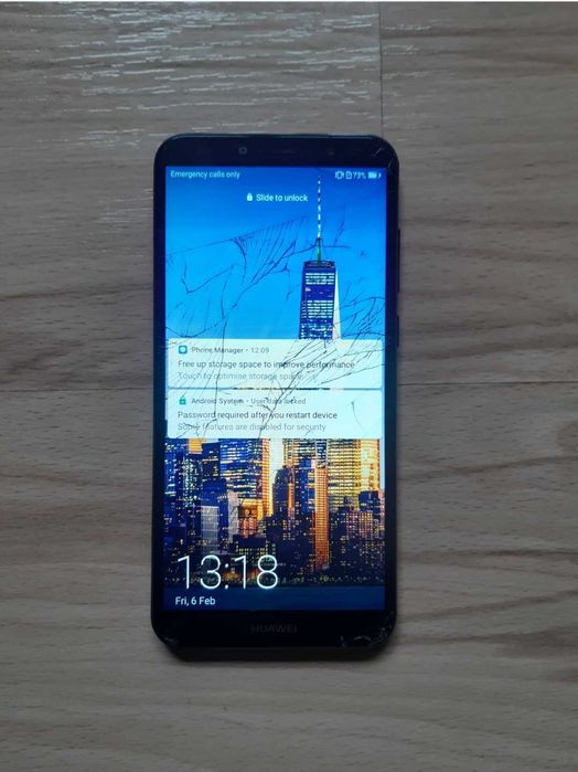Телефон HUAWEI, работещ и заключен с пукнат дисплей