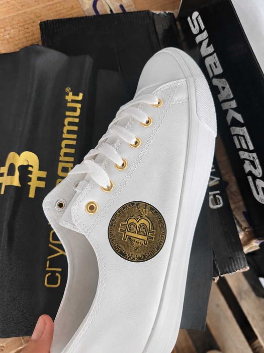 Adidași Albi Bitcoin