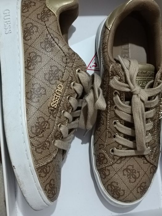 Vând adidași Guess originali