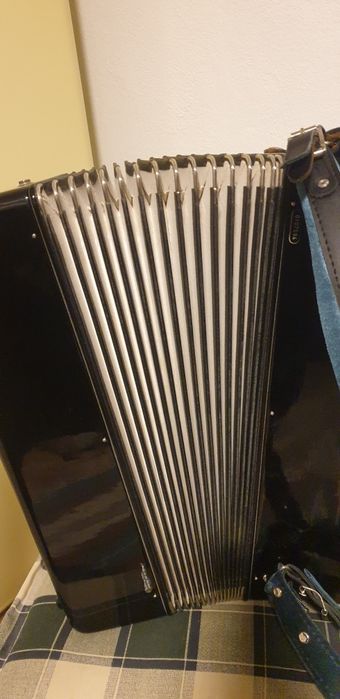 Acordeon  /  72  basi  /