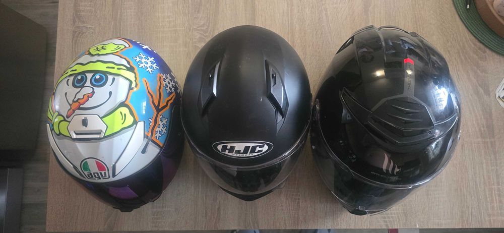 Три броя мото каски