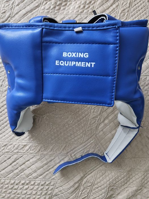 Боксерский шлем, боксерские перчатки