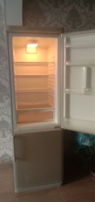 Продается двухкамерный большой холодильник LG