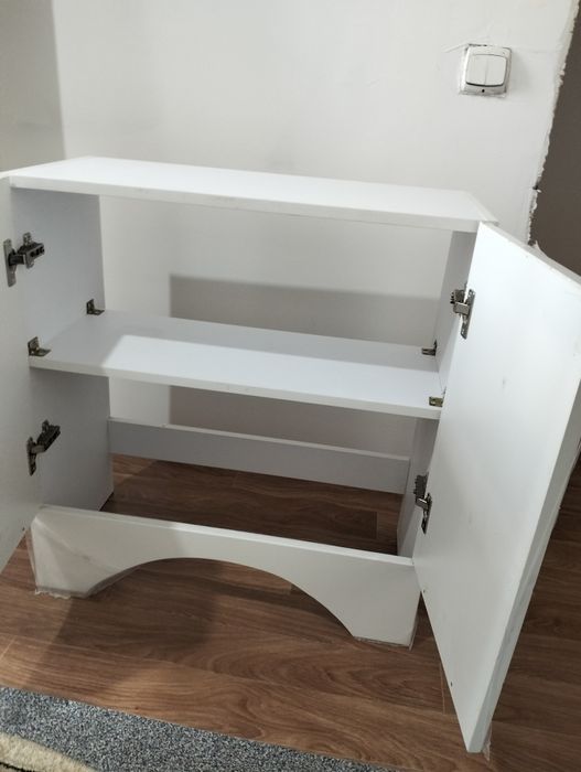 Раковина с зеркалом и мебелью