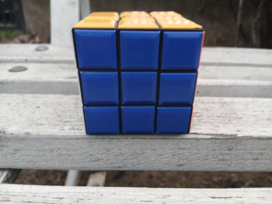 Vand cub rubik in stare bună.