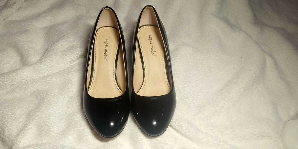 Pantofi negri lucioși