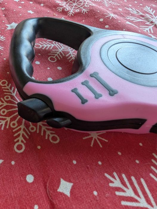 Розов повод с автоматична система за прибиране и заключване