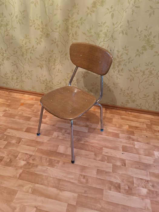 писменный стол и стул