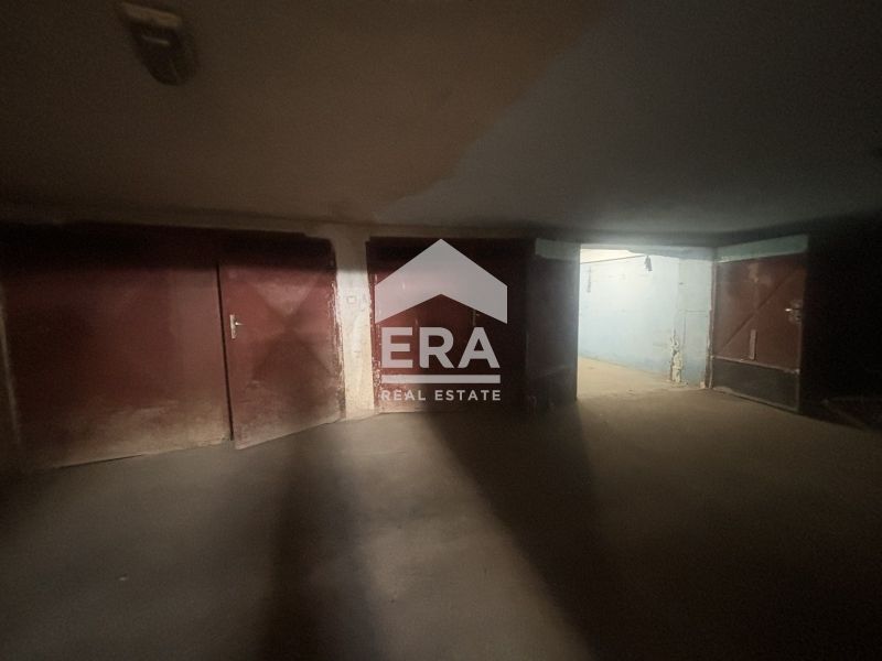 Ексклузивен подземен гараж за продажба, с ток и самостоятелна врата, в