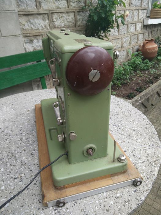Продавам много стара швейцарска шевна машина.