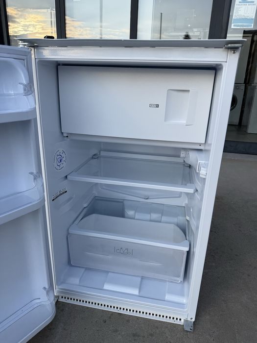 Малък хладилник с камера HotPoint Ariston