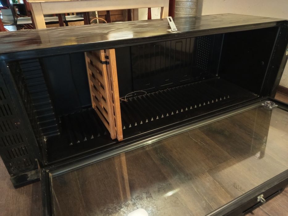 Хладилна витрина