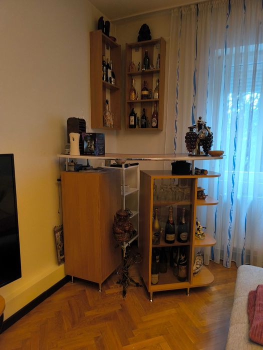 Mobilier bar de colț, realizat la comandă. Ideal pentru living, apartament, casă de vacanță, pensiune sau birou.