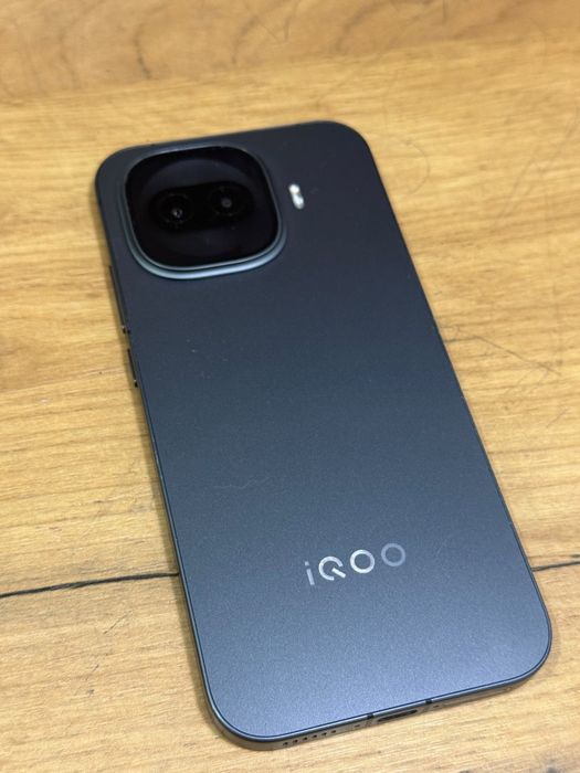 1. Продаю iqoo 15r