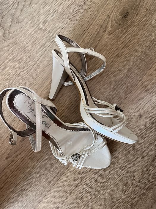 Черни и бели сандали