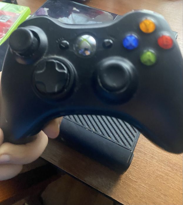 Xbox 360 perfect functional + 5 jocuri si un controler