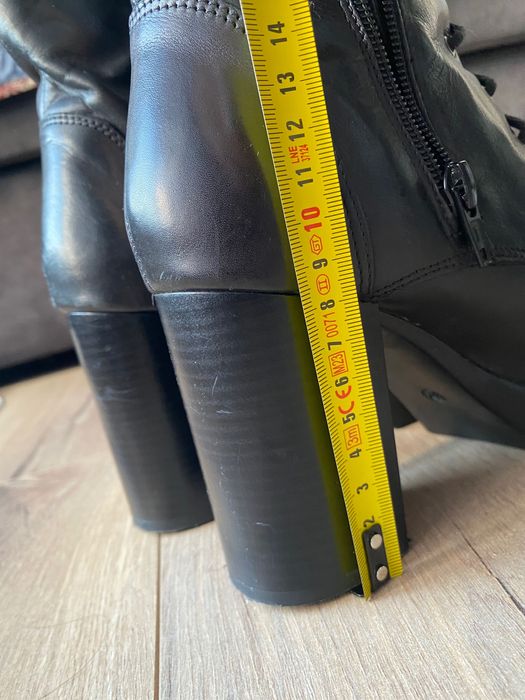 Боти черни на ток