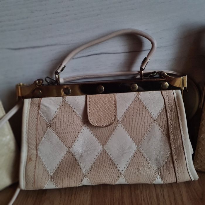 Frumoase poșete din piele