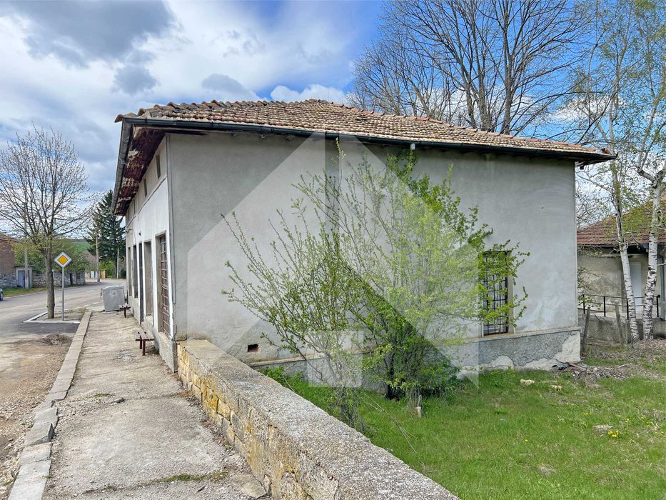 Продава търговски (промишлен) обект - магазин в с. Сечище (обл. Шумен)